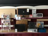 beaucoup d'électronique sur les étagères du magasin