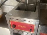 une friteuse posée sur un plan de travail dans une cuisine