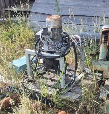 une vieille machine qui traîne dans l'herbe