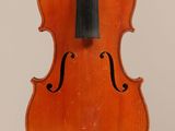 un vieux violon avec un archet accroché à son dos