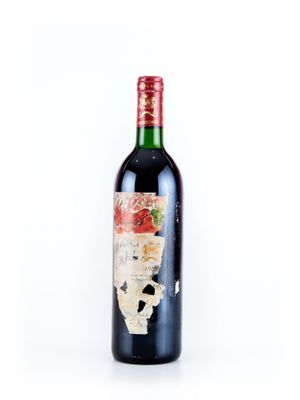une bouteille de vin rouge dont l'étiquette représente un crâne et des roses