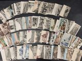 un lot de vieilles cartes postales posées sur une table