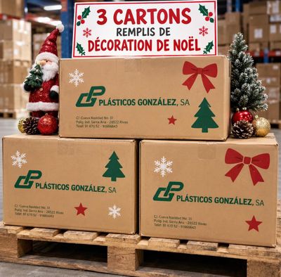 Des cartons contenant des décorations de Noël sont empilés sur une palette dans un entrepôt