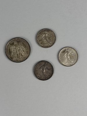 quatre types de pièces différents sont présentés sur une surface blanche