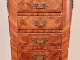 image d'une commode en bois sur fond blanc