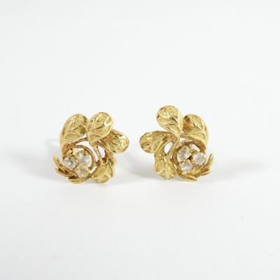une paire de boucles d'oreilles en or et diamants