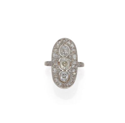une bague Art déco sertie d'un groupe de diamants