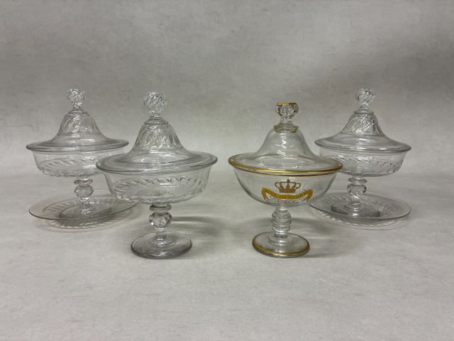 Suite de trois drageoirs à côtes torses en cristal, deux bassins.