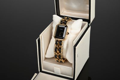 une montre dans une boîte avec une chaîne autour d'elle