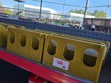 il y a beaucoup de cartons vides sur les étagères du magasin