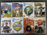 Plusieurs jeux Wii sont alignés les uns à côté des autres sur une table