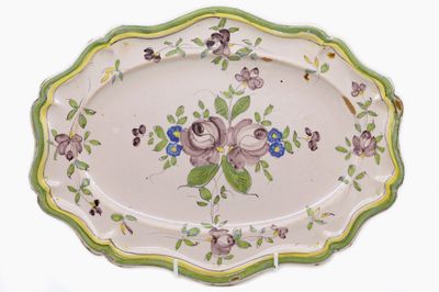 SAMADET Plat oblong de forme chantournée en faïence émaillée…