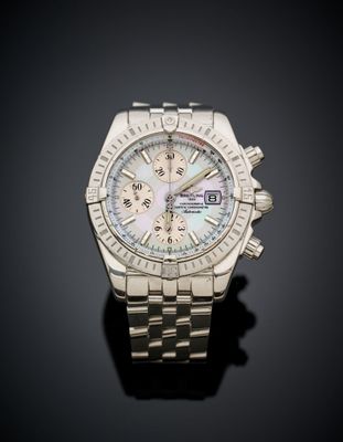 gros plan d'une montre sur une surface noire avec un fond noir