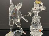 paire de figurines en verre représentant un homme et une femme se tenant la main