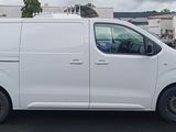une camionnette blanche garée dans un parking