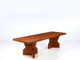une image d'une table en bois sur fond blanc