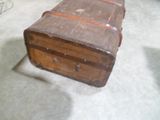 une vieille valise posée sur le sol d'une pièce