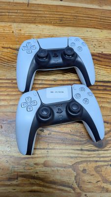 deux manettes de jeux vidéo posées sur une table en bois