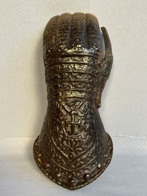 une image représentant la main d'une femme, sculptée dans le bronze