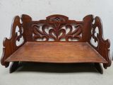 un banc en bois posé à même le sol