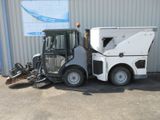 une petite machine garée devant un immeuble