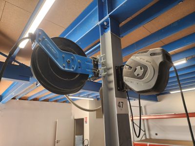 une photo d'une machine qui se trouve dans un garage