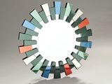 un miroir circulaire sur lequel figurent de nombreuses couleurs