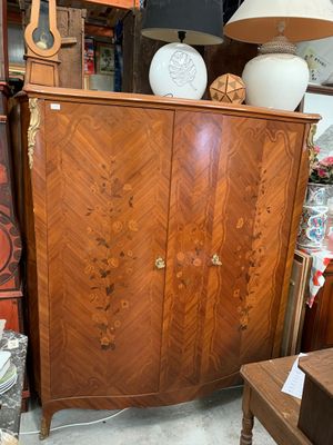 Armoire en bois de placage à décor marqueté de fleurettes.
