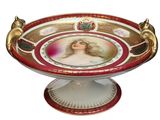 un bol décoratif sur lequel est représentée une femme