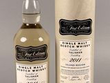 une bouteille de whisky écossais à côté d'un carton