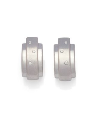 paire de boucles d'oreilles créoles en argent serties de diamants sur fond blanc