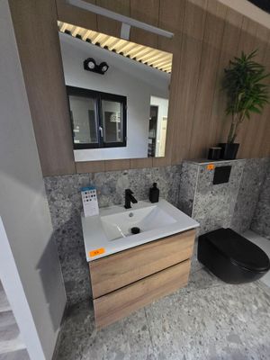 une salle de bains équipée de toilettes, d'un lavabo et d'un miroir