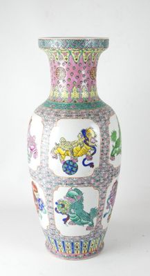 un vase orné d'une image représentant un dragon et d'autres animaux