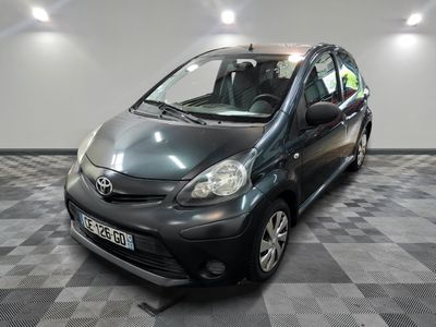 la photo d'une petite voiture noire garée dans un garage