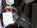 une boîte blanche remplie d'appareils électroniques et d'autres objets