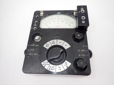 un gros plan d'un compteur analogique sur une surface blanche