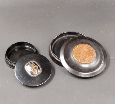 un petit récipient en métal avec un petit récipient en métal avec un petit récipient en métal avec un petit récipient en métal avec un petit récipient en métal avec un petit récipient en métal avec