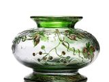 un vase en verre vert orné d'un motif floral