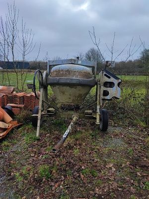 une bétonnière au milieu d'un champ
