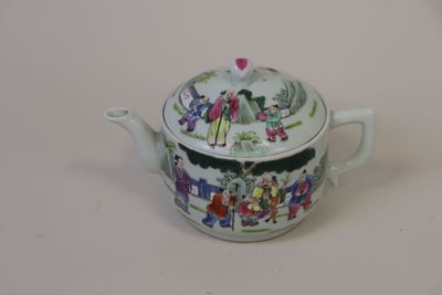 Verseuse en porcelaine à décor de personnages, végétaux et i…