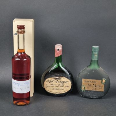 deux bouteilles de vin et une bouteille de vin devant une boîte