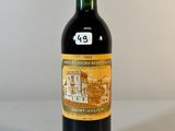 une bouteille de vin posée sur une table