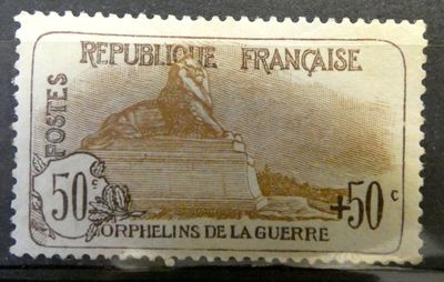 un gros plan d'un timbre sur lequel figure une statue