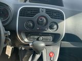 le tableau de bord d'une voiture, avec son volant et ses commandes