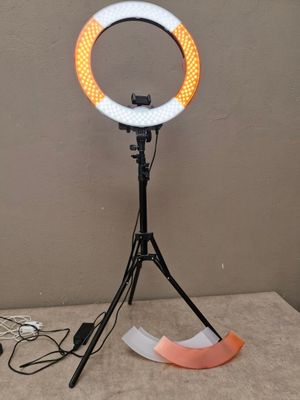 a ring light that is on a tripod stand