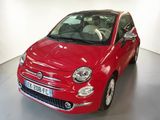 La petite voiture rouge est garée dans une pièce blanche.