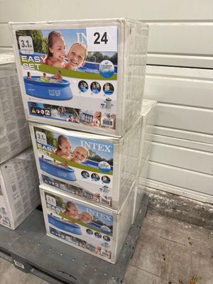 plusieurs cartons de produits pour bébés empilés les uns sur les autres