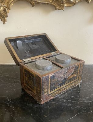 une petite boîte en bois contenant deux bols