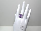 bague en améthorate violet sur la main d'un mannequin blanc