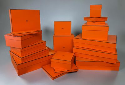 plusieurs boîtes orange empilées les unes sur les autres sur une table
